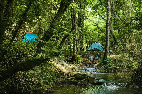 Comment choisir le bon équipement pour un camping en milieu humide?