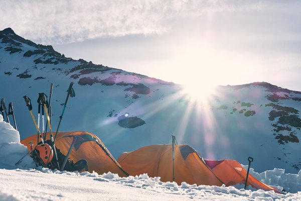 Quels sont les meilleurs conseils pour un camping en région montagneuse en hiver?