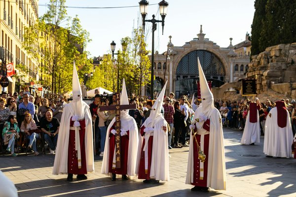 Où découvrir les traditions des fêtes de la Saint-Jean en Espagne : villes et événements ?